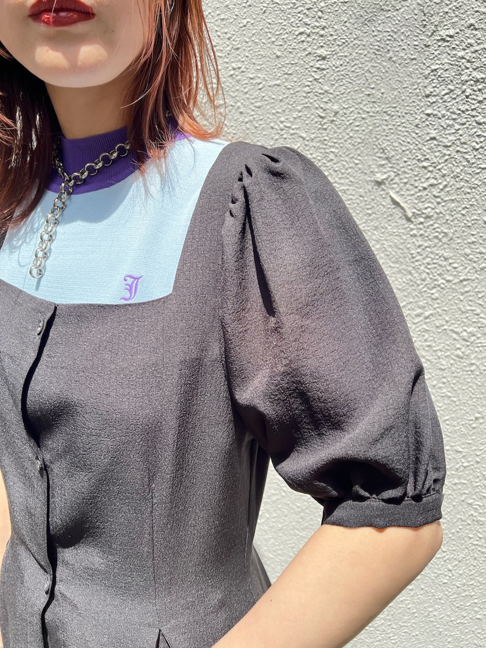 ブラック系のワンピース、ブラック系のその他パンツ、ブラック系のブーツを着用したレディースの夏コーディネートの7枚目の写真