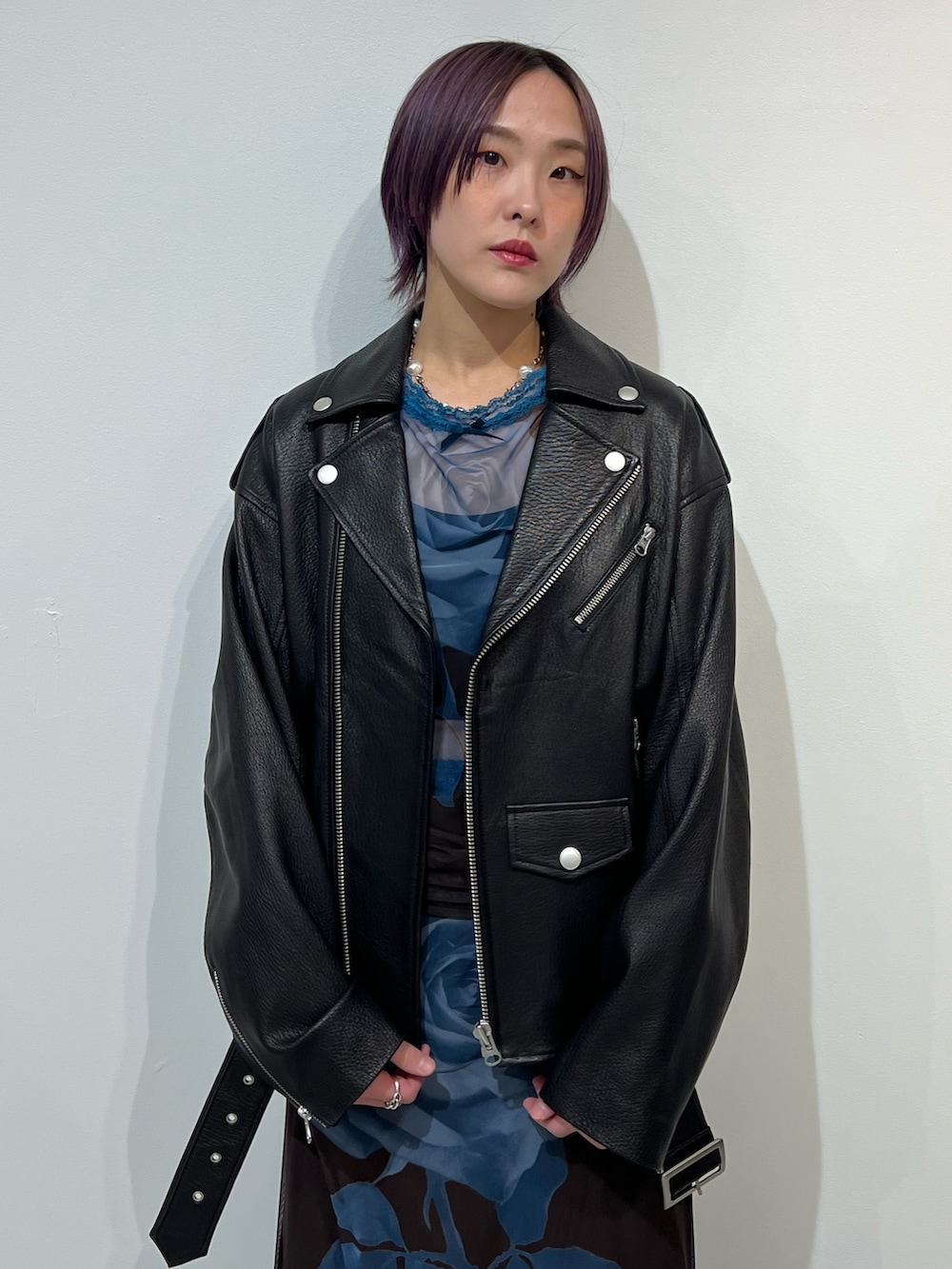 ブラック系のローファー、ブラック系のライダースジャケット、ブラウン系のTシャツ/カットソーを着用したレディースの春コーディネートの6枚目の写真