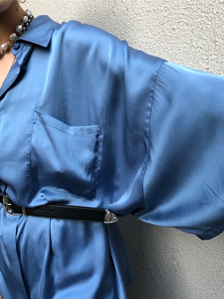 ブラック系のシャツ/ブラウス、ブラック系のブーツ、ブルー系のシャツ/ブラウスを着用したレディースの春コーディネートの5枚目の写真