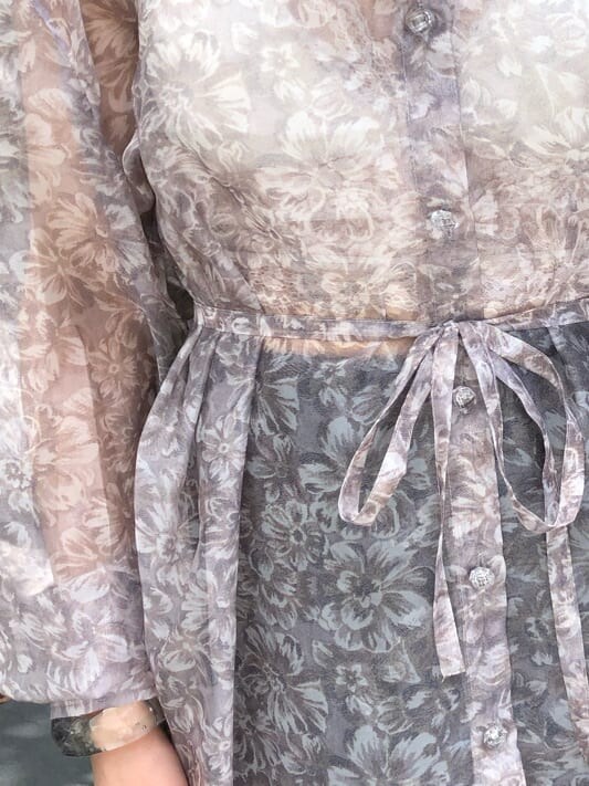 ブラック系のその他パンツ、その他のシャツ/ブラウス、ホワイト系のキャミソールを着用したレディースの夏コーディネートの5枚目の写真