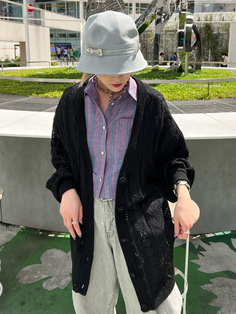 その他のシャツ/ブラウス、ブラック系のカーディガン/ボレロ、その他のベルトを着用したレディースの春コーディネートの4枚目の写真