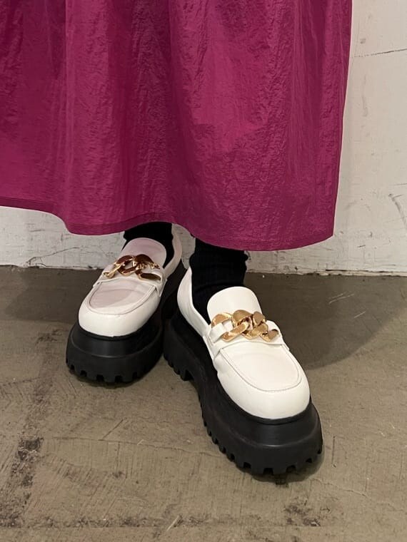 ホワイト系のローファー、ホワイト系のTシャツ/カットソー、ピンク系のジャンパースカートを着用したレディースの秋コーディネートの10枚目の写真