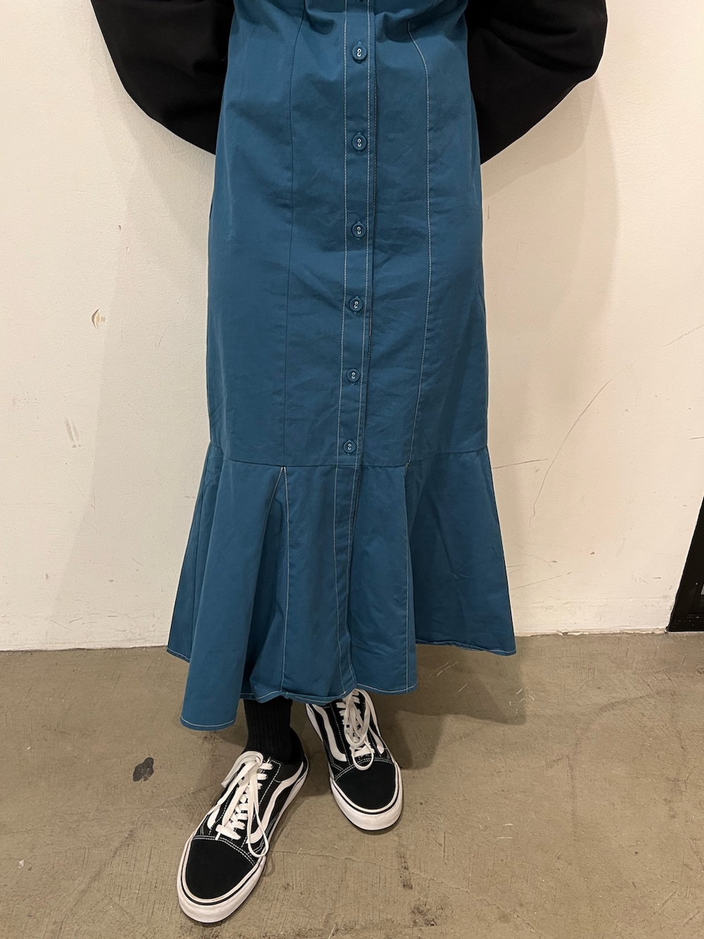 ブラック系のTシャツ/カットソー、ブルー系のワンピースを着用したレディースの冬コーディネートの8枚目の写真