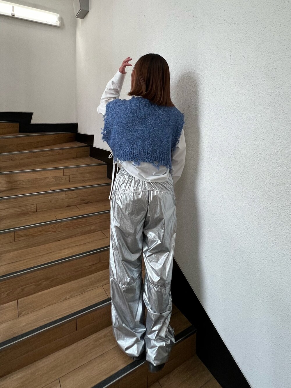 ブルー系のベスト、ホワイト系のシャツ/ブラウス、シルバー系のその他パンツを着用したレディースの夏コーディネートの2枚目の写真