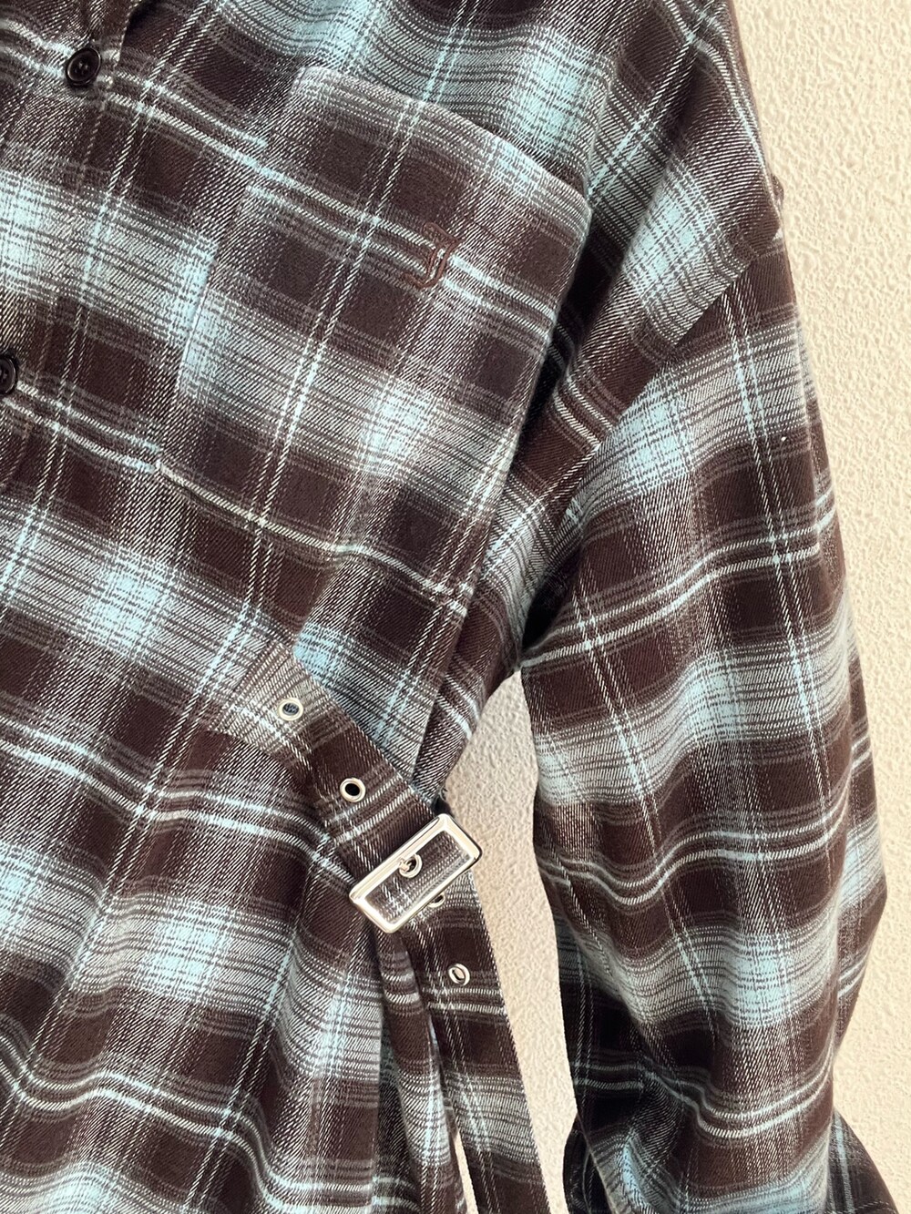 ブラウン系のシャツ/ブラウス、ホワイト系のその他パンツ、ブラック系のブーツを着用したレディースの夏コーディネートの9枚目の写真