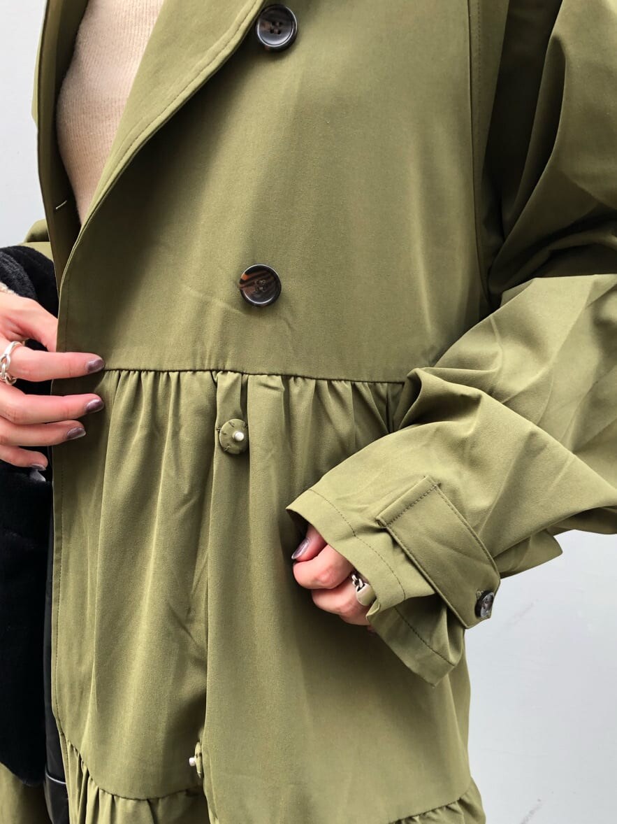 ブラック系のブーツ、ベージュ系のワンピース、ブラック系のその他パンツを着用したレディースの夏コーディネートの6枚目の写真