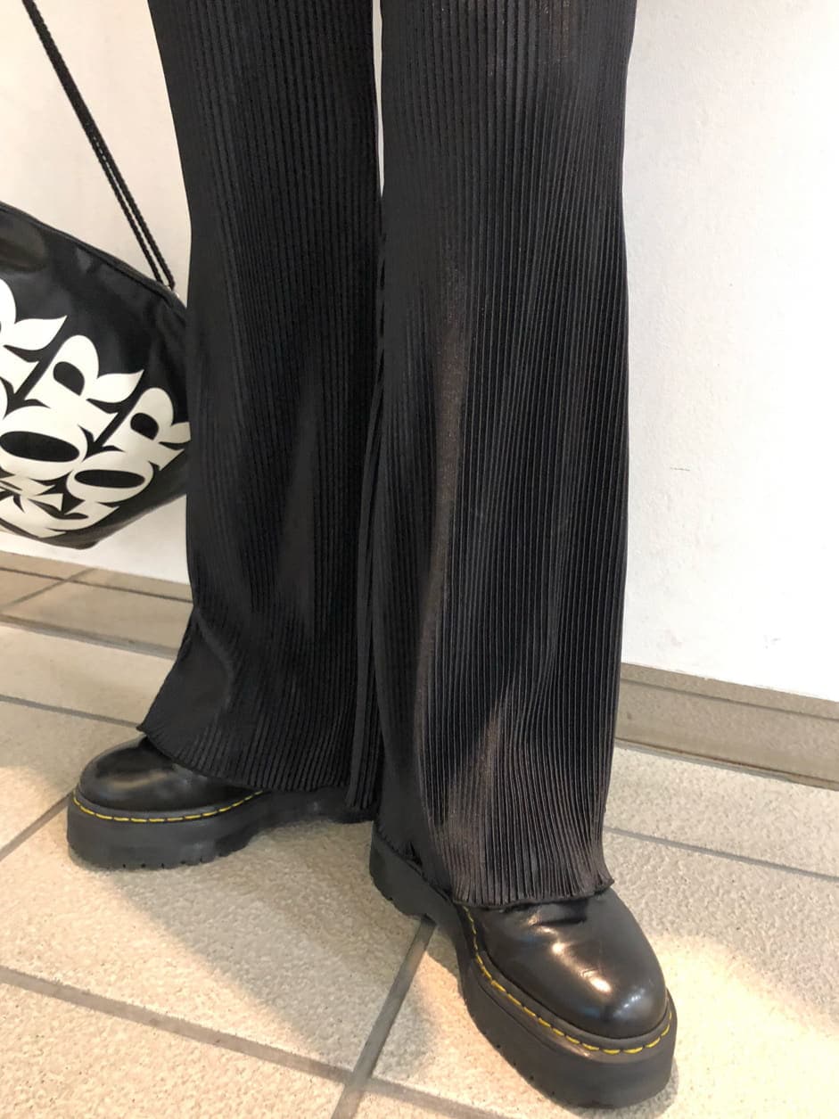 ブラック系のトートバッグ、ブラック系のTシャツ/カットソー、ブラック系のその他パンツを着用したレディースの夏コーディネートの8枚目の写真