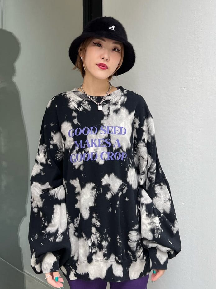 ホワイト系のスニーカー、ブラック系のスウェットを着用したレディースの秋コーディネートの8枚目の写真