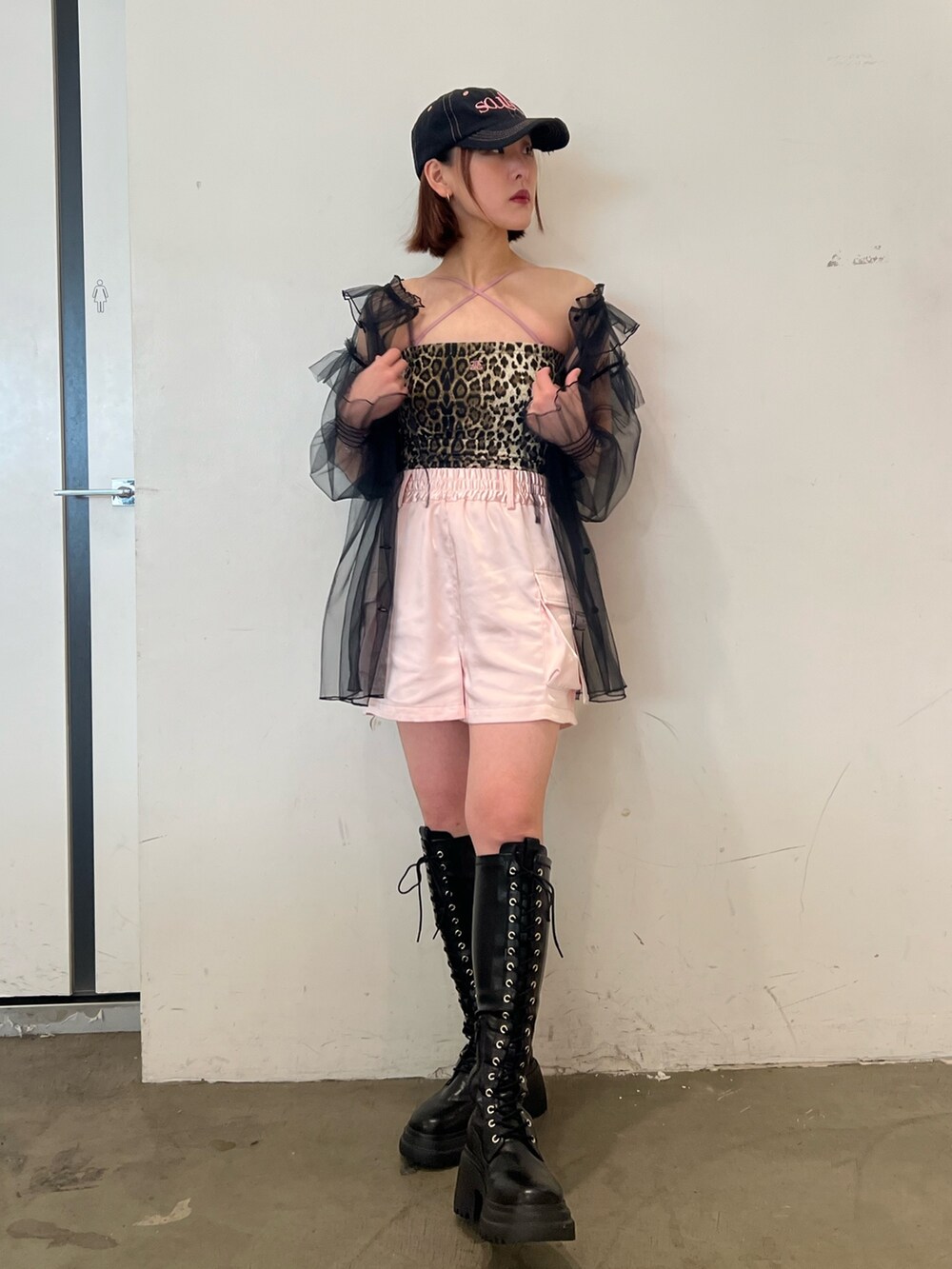 ブラック系のシャツ/ブラウス、ブラウン系のキャミソール、ピンク系のその他パンツを着用したレディースの春コーディネートの5枚目の写真