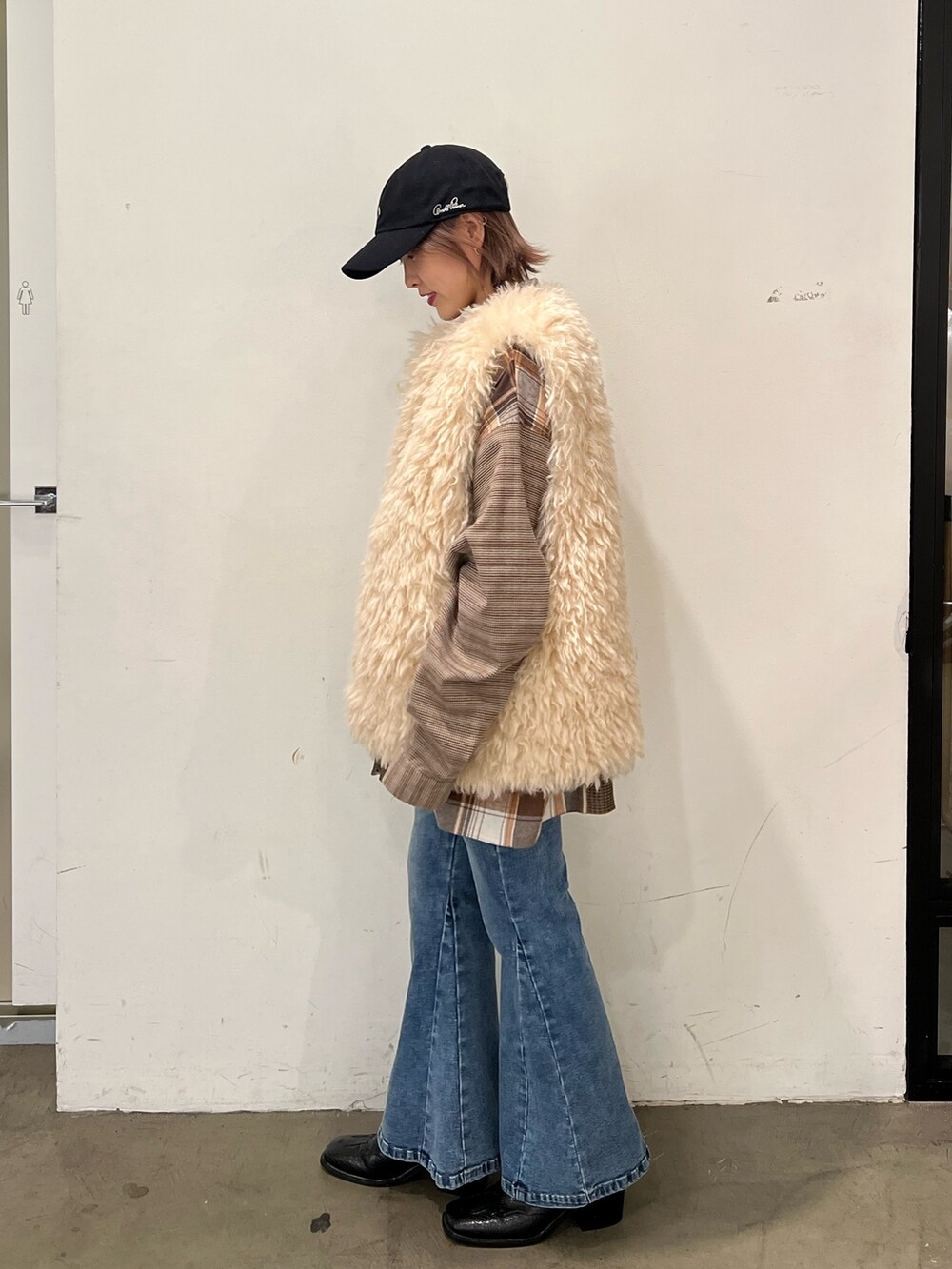 ベージュ系のシャツ/ブラウス、ホワイト系のモッズコート、ブルー系のデニムパンツを着用したレディースの秋コーディネートの2枚目の写真