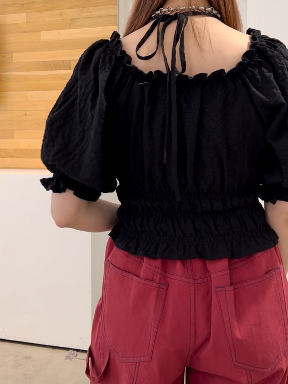 ブラック系のシャツ/ブラウス、レッド系のその他パンツを着用したレディースの夏コーディネートの7枚目の写真