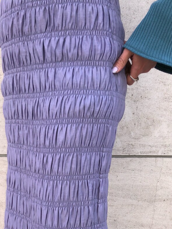 その他のショルダーバッグ、パープル系のスカート、ブラウン系のローファーを着用したレディースの春コーディネートの7枚目の写真