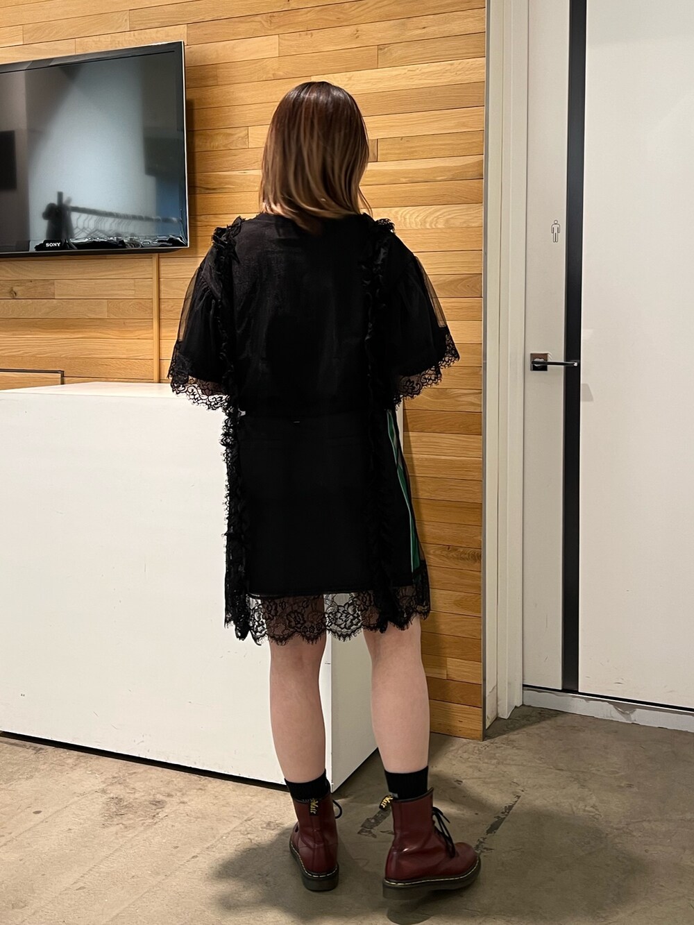 ブラック系のワンピース、ブラック系のスカートを着用したレディースの春コーディネートの3枚目の写真