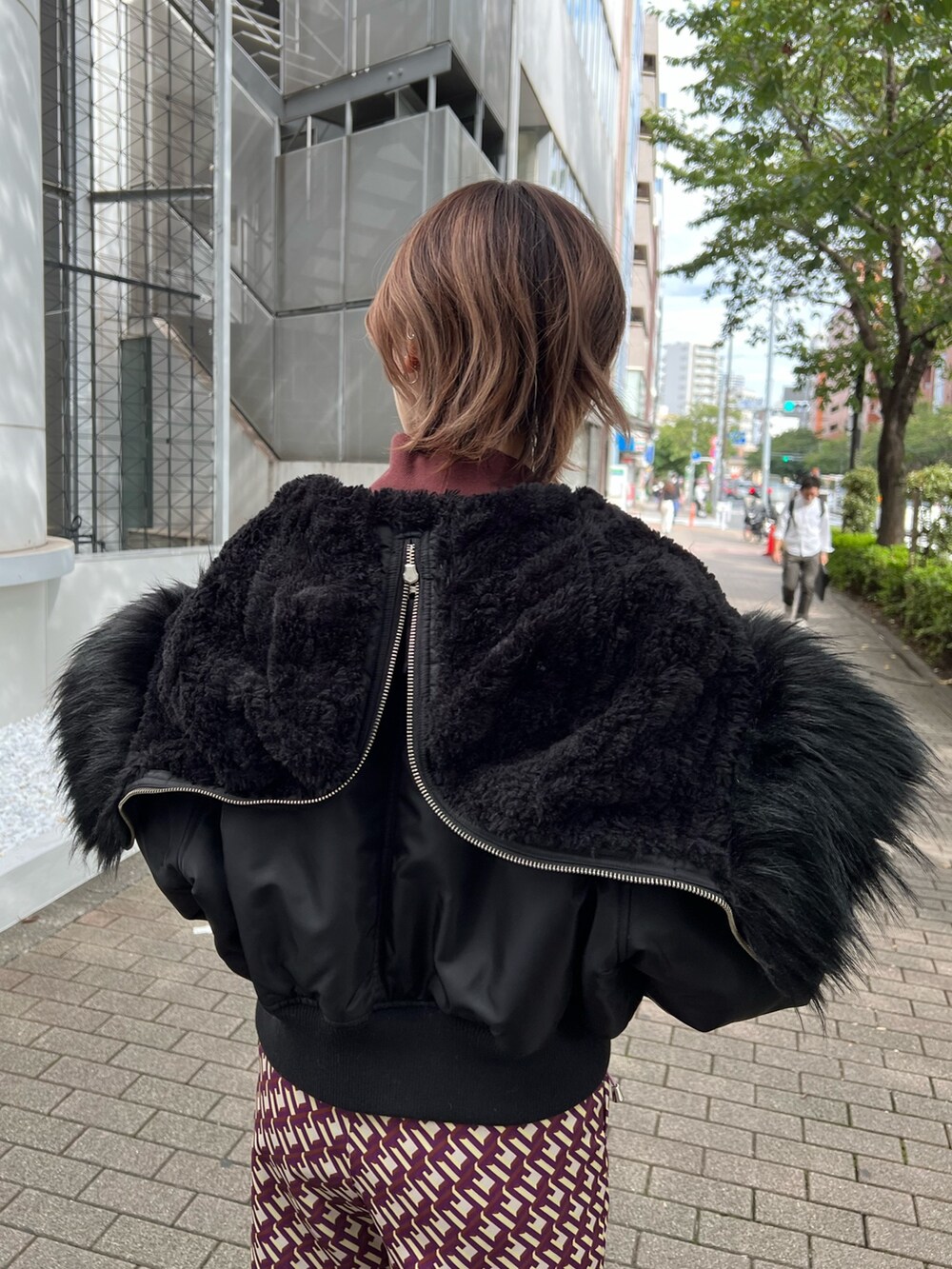 ブラック系のその他アウター、ブラウン系のスウェット、ブラウン系のその他パンツを着用したレディースの冬コーディネートの9枚目の写真