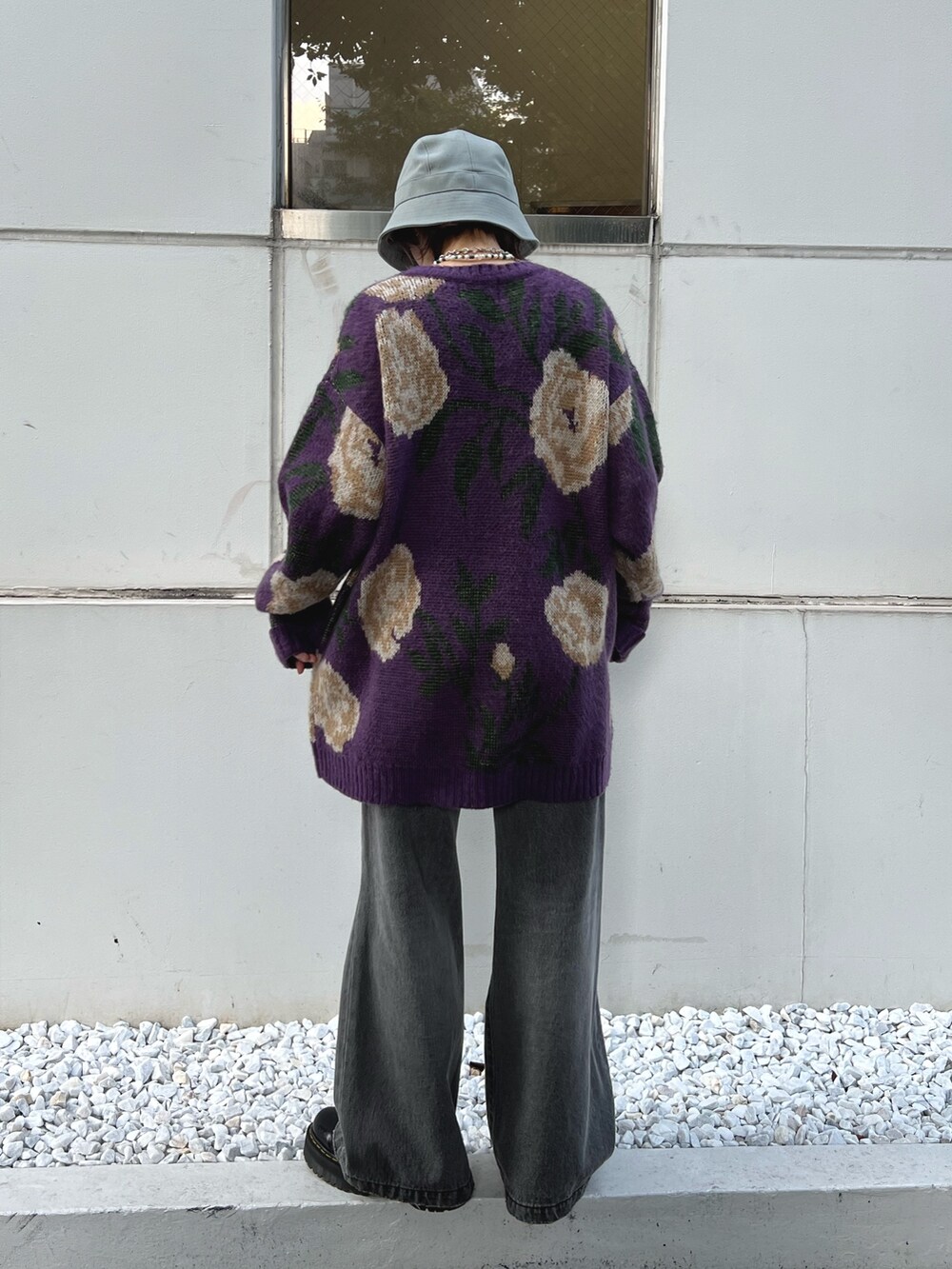 ブラック系のデニムパンツ、パープル系のニット/セーターを着用したレディースの秋コーディネートの4枚目の写真