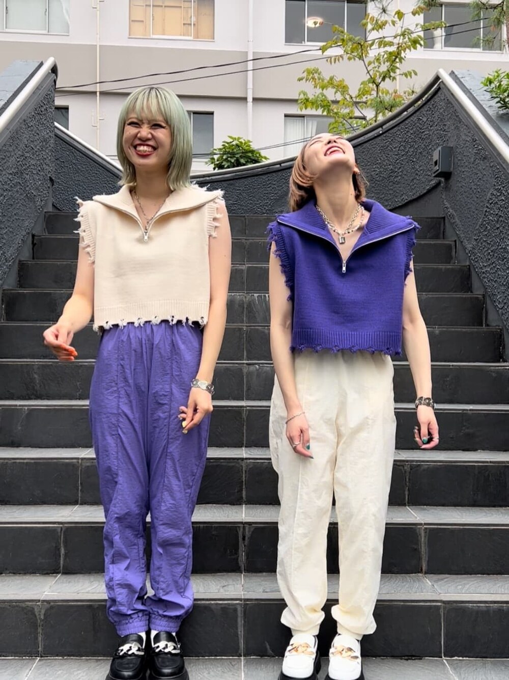 パープル系のベスト、ホワイト系のその他シューズ、ホワイト系のその他パンツを着用したレディースの秋コーディネートの3枚目の写真