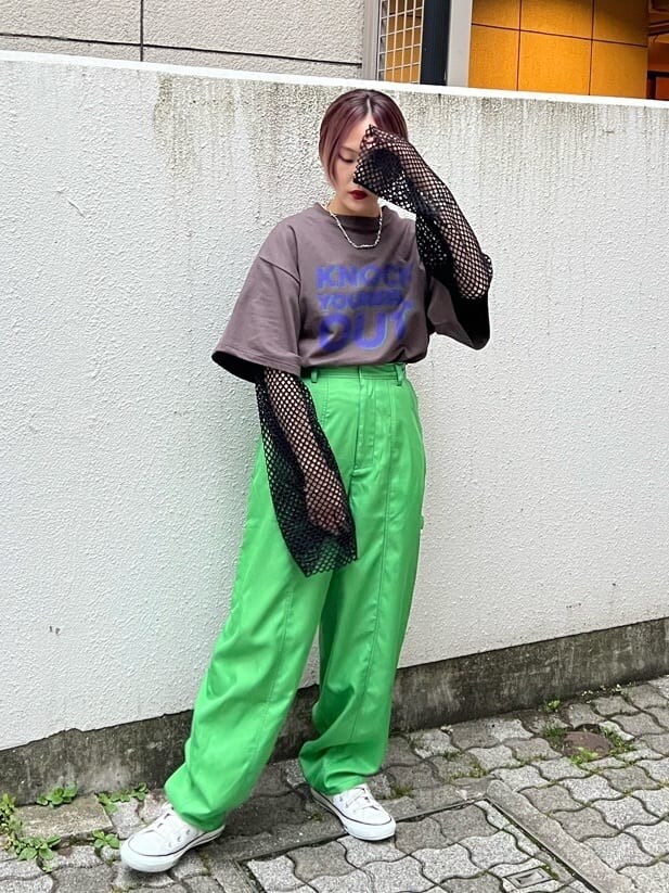 グリーン系のスラックス、ブラック系のTシャツ/カットソー、ブラック系のワンピースを着用したレディースの夏コーディネートの2枚目の写真