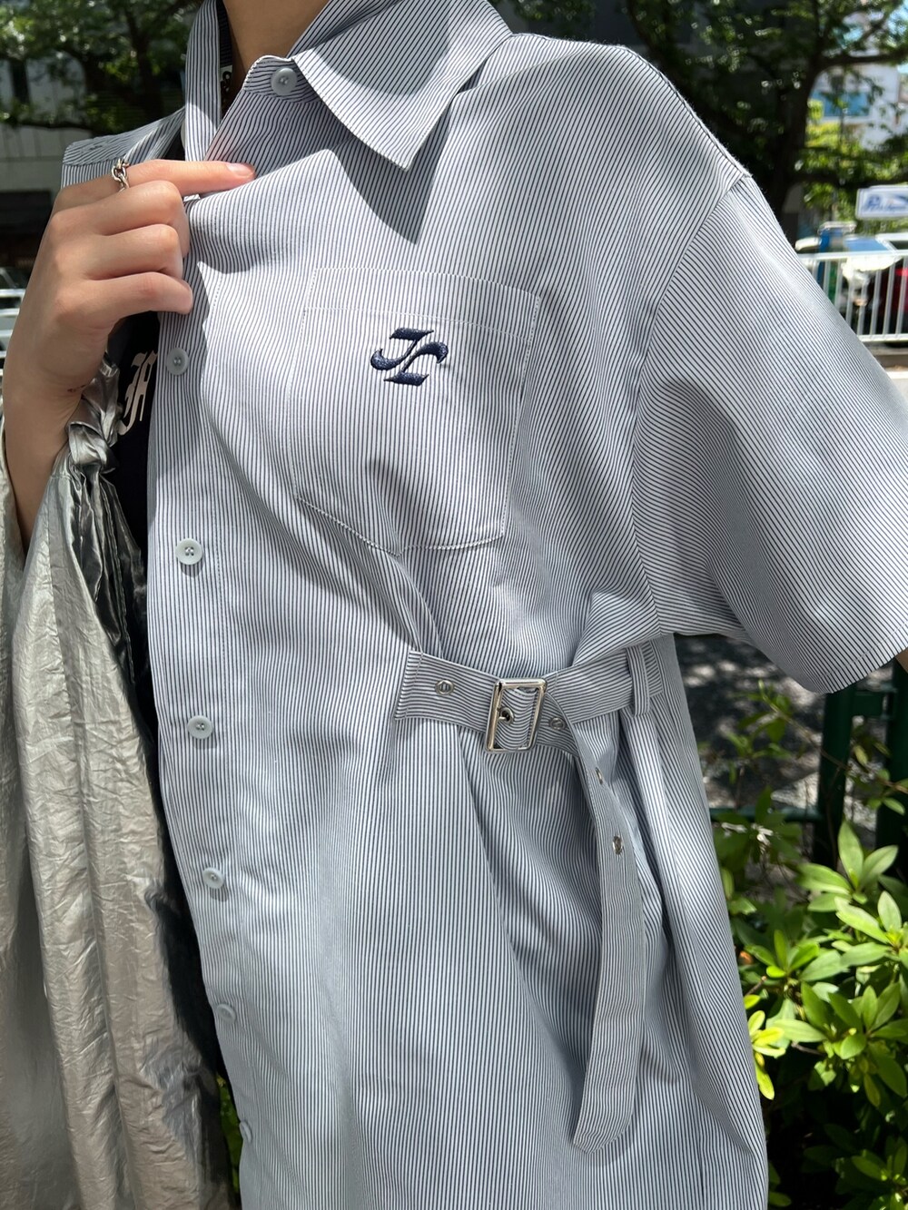 ブルー系のシャツ/ブラウス、ブラック系のデニムパンツ、ブラック系のドレスシューズを着用したレディースの夏コーディネートの6枚目の写真