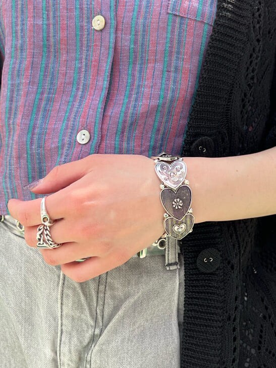 その他のシャツ/ブラウス、ブラック系のカーディガン/ボレロ、その他のベルトを着用したレディースの春コーディネートの10枚目の写真