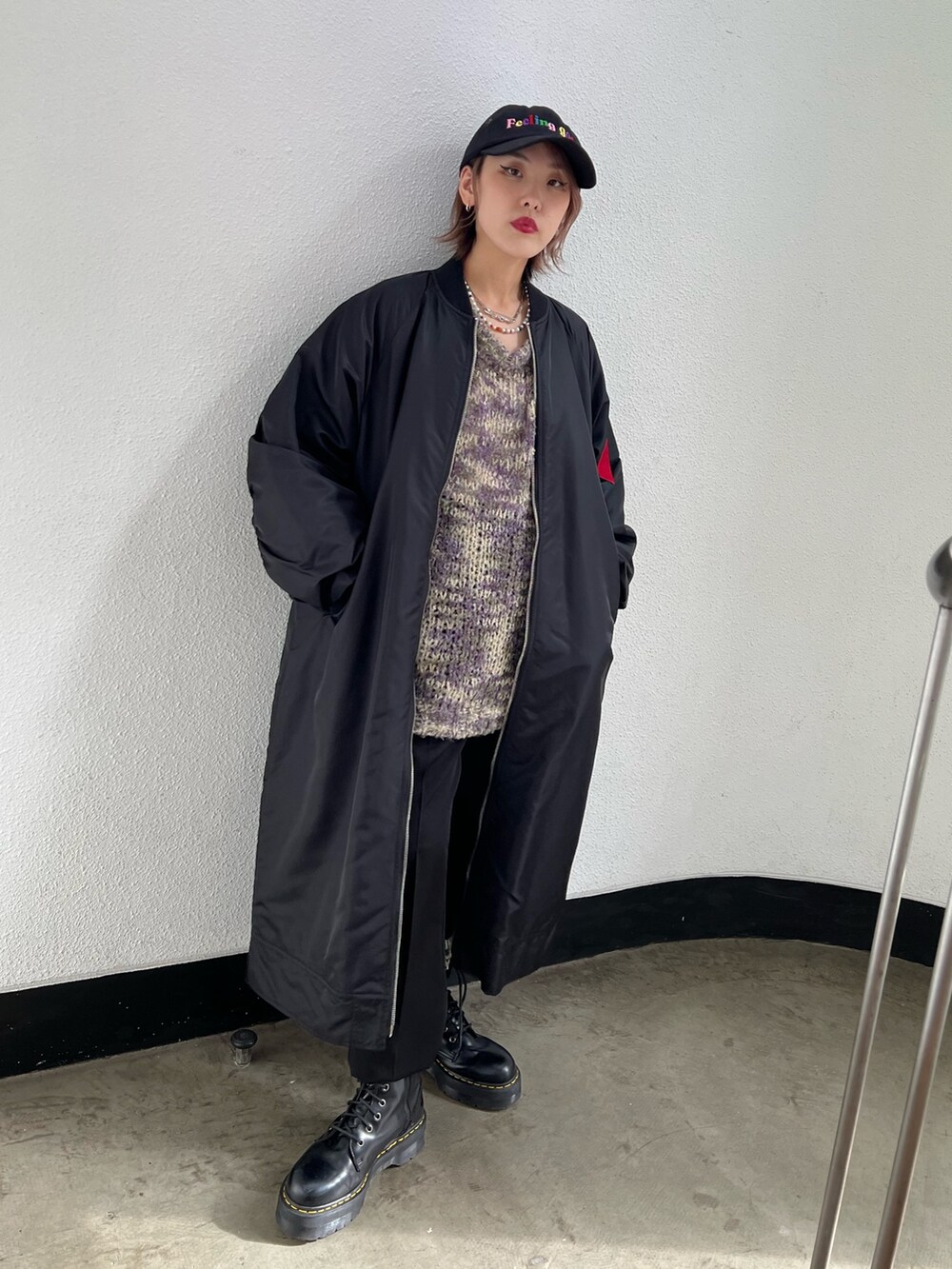 ブラック系のその他パンツ、ブラック系のニット/セーター、ブラック系のブーツを着用したレディースの冬コーディネートの2枚目の写真