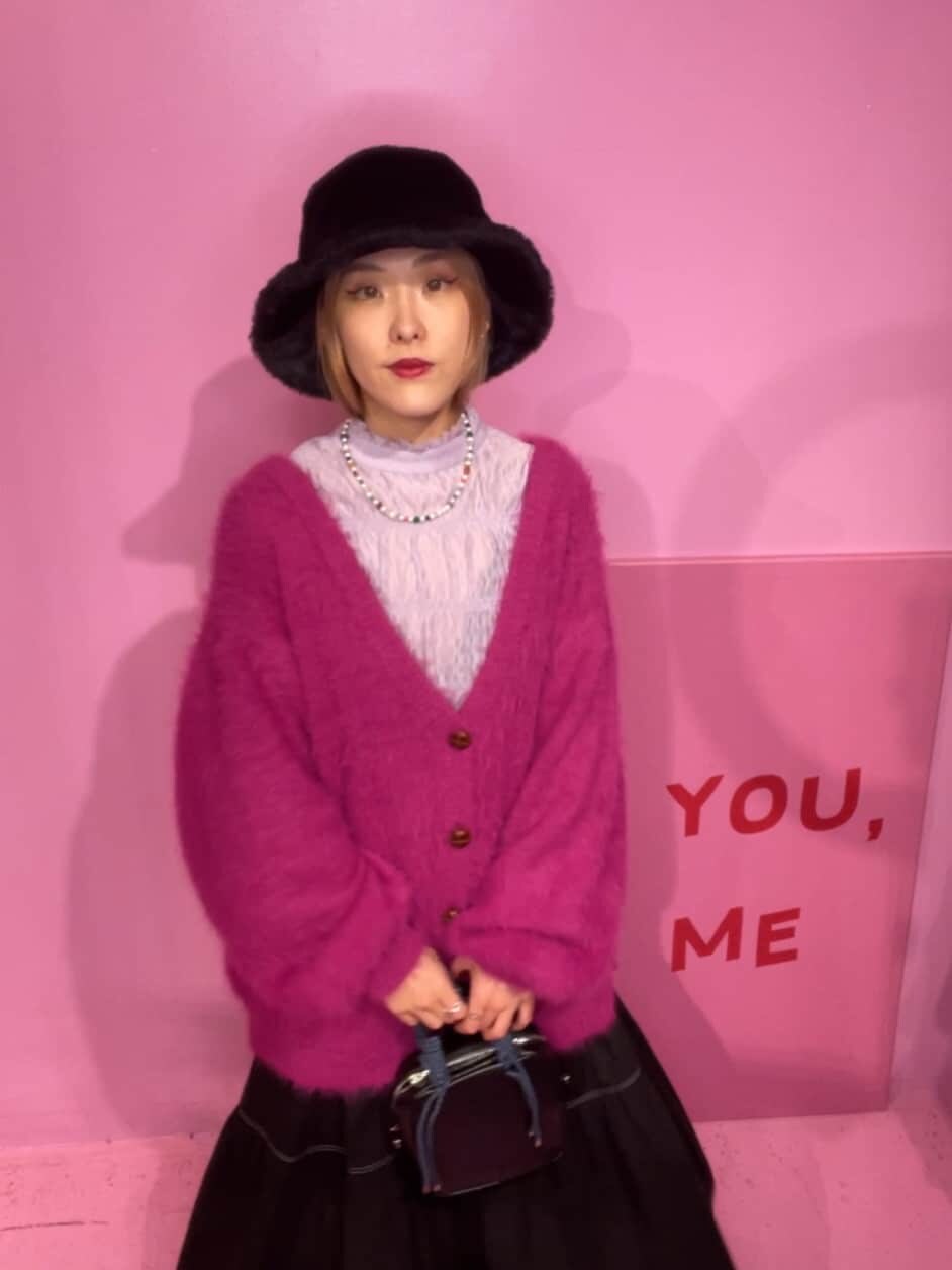 ブラック系のワンピース、パープル系のシャツ/ブラウス、ピンク系のカーディガン/ボレロを着用したレディースの秋コーディネートの2枚目の写真