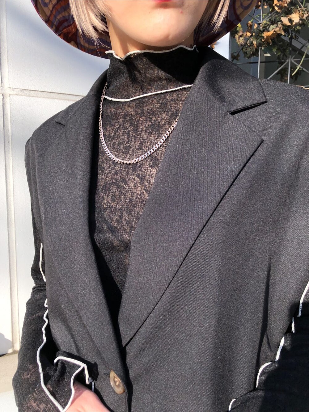 ブラック系のベスト、ブラック系のデニムパンツ、ブラック系のTシャツ/カットソーを着用したレディースの春コーディネートの6枚目の写真