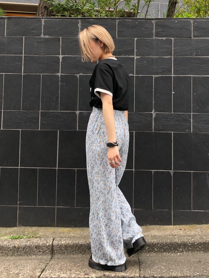 その他のその他パンツ、ブラック系のブーツ、ブラック系のTシャツ/カットソーを着用したレディースの夏コーディネートの2枚目の写真