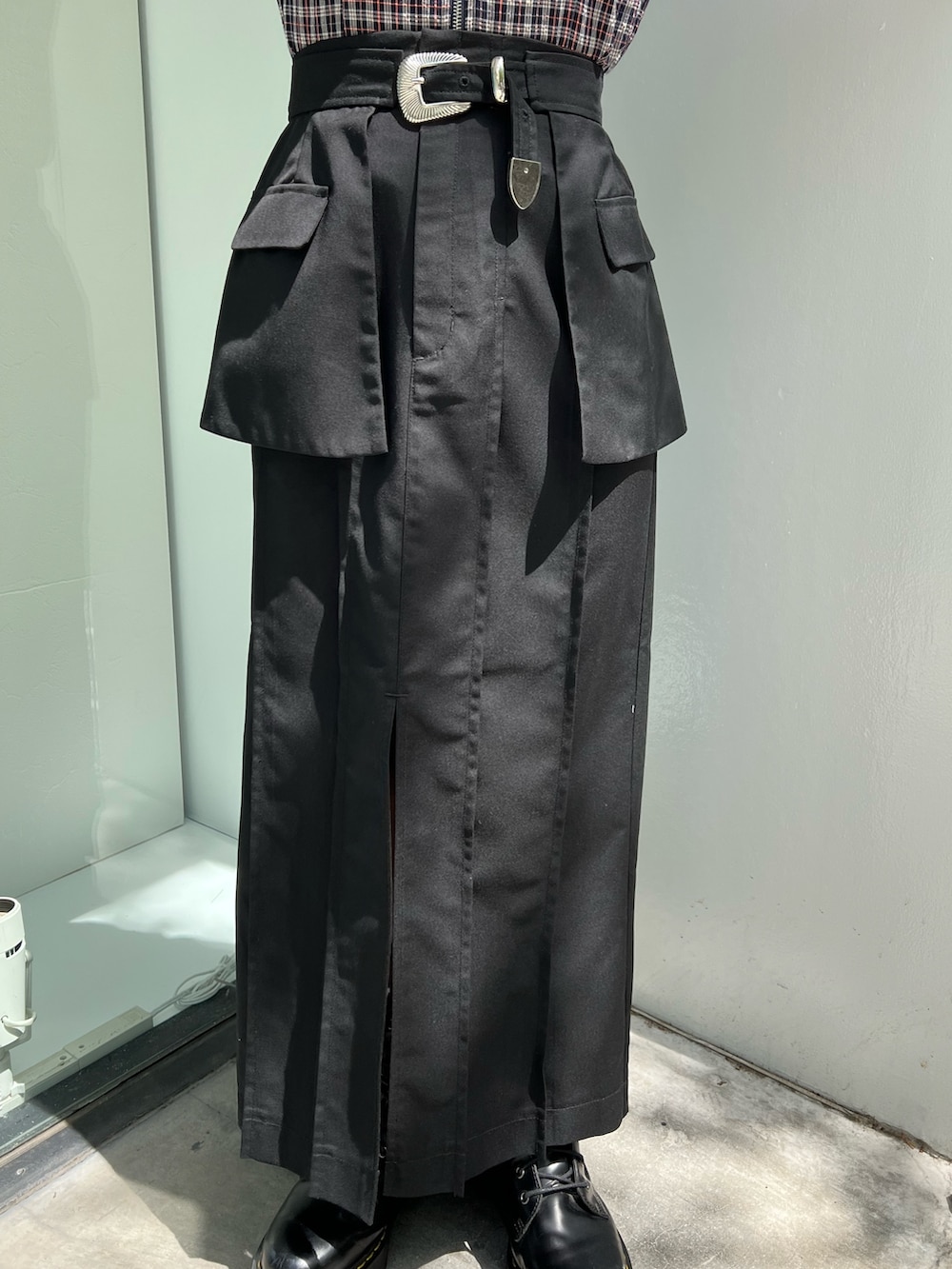 ブラック系のシャツ/ブラウス、ブラック系のボストンバッグ、ブラック系のスカートを着用したレディースの春コーディネートの7枚目の写真