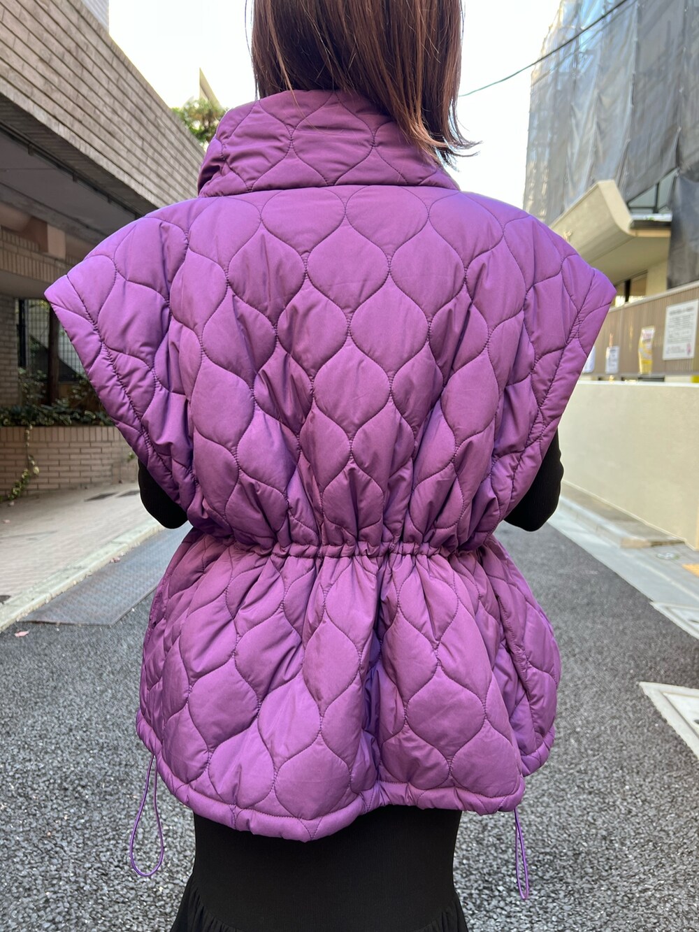 パープル系のその他アウター、ブラック系のワンピースを着用したレディースの冬コーディネートの8枚目の写真