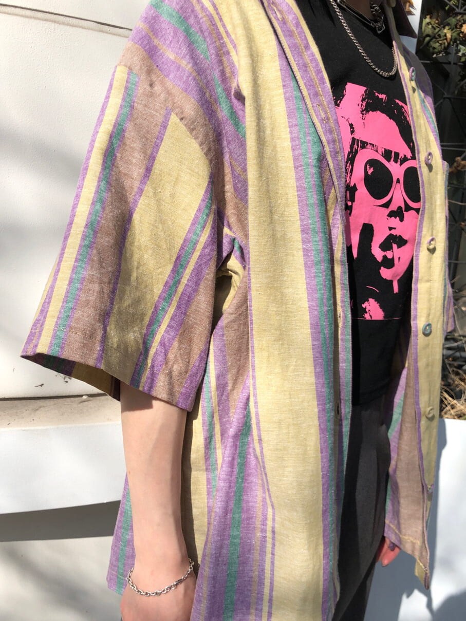 ブラック系のキャミソール、ブラック系のTシャツ/カットソー、イエロー系のシャツ/ブラウスを着用したレディースの夏コーディネートの8枚目の写真