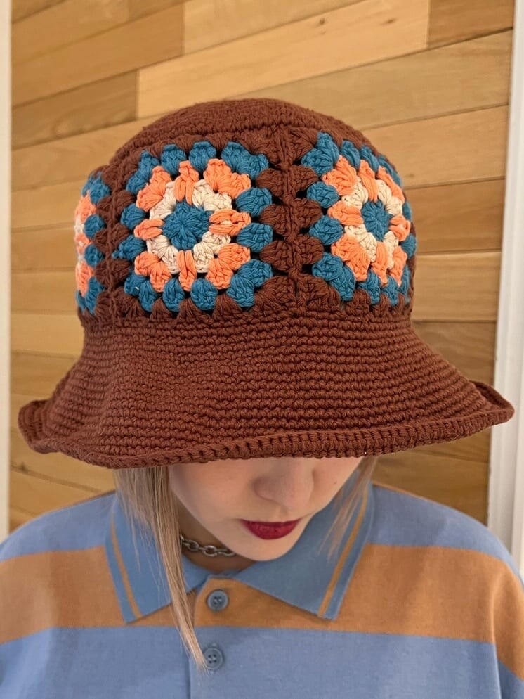 ブルー系のスラックス、グリーン系のハンドバッグ、ブルー系のTシャツ/カットソーを着用したレディースの夏コーディネートの9枚目の写真