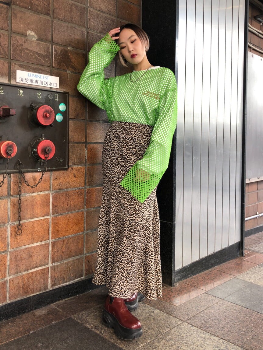 ブラウン系のスカート、グリーン系のTシャツ/カットソー、ホワイト系のTシャツ/カットソーを着用したレディースの春コーディネートの2枚目の写真