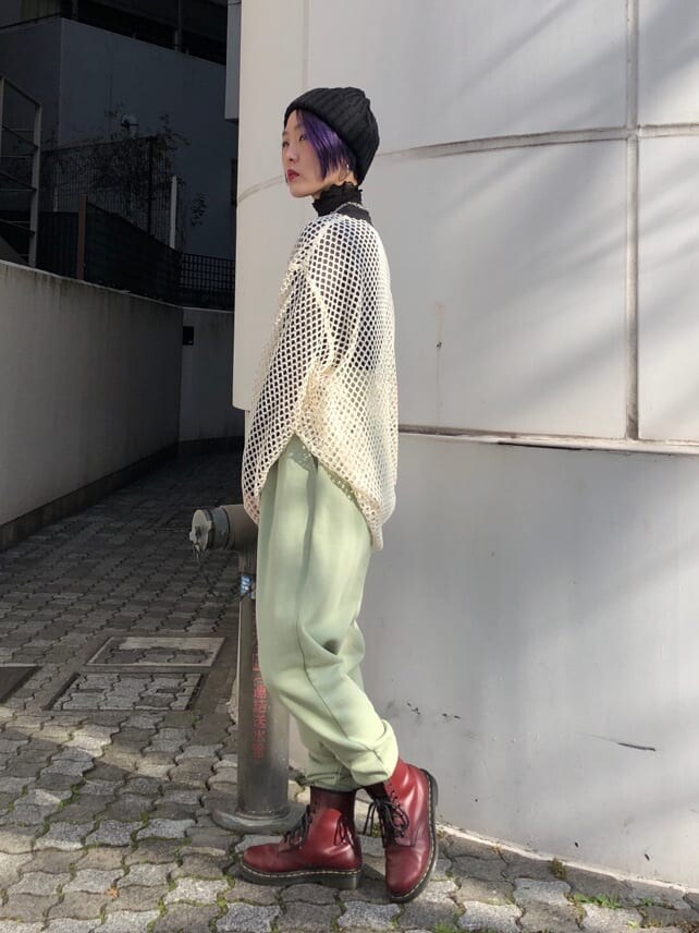 グリーン系のスウェットパンツ、ホワイト系のTシャツ/カットソー、ブラック系のニットキャップ/ビーニーを着用したレディースの冬コーディネートの2枚目の写真