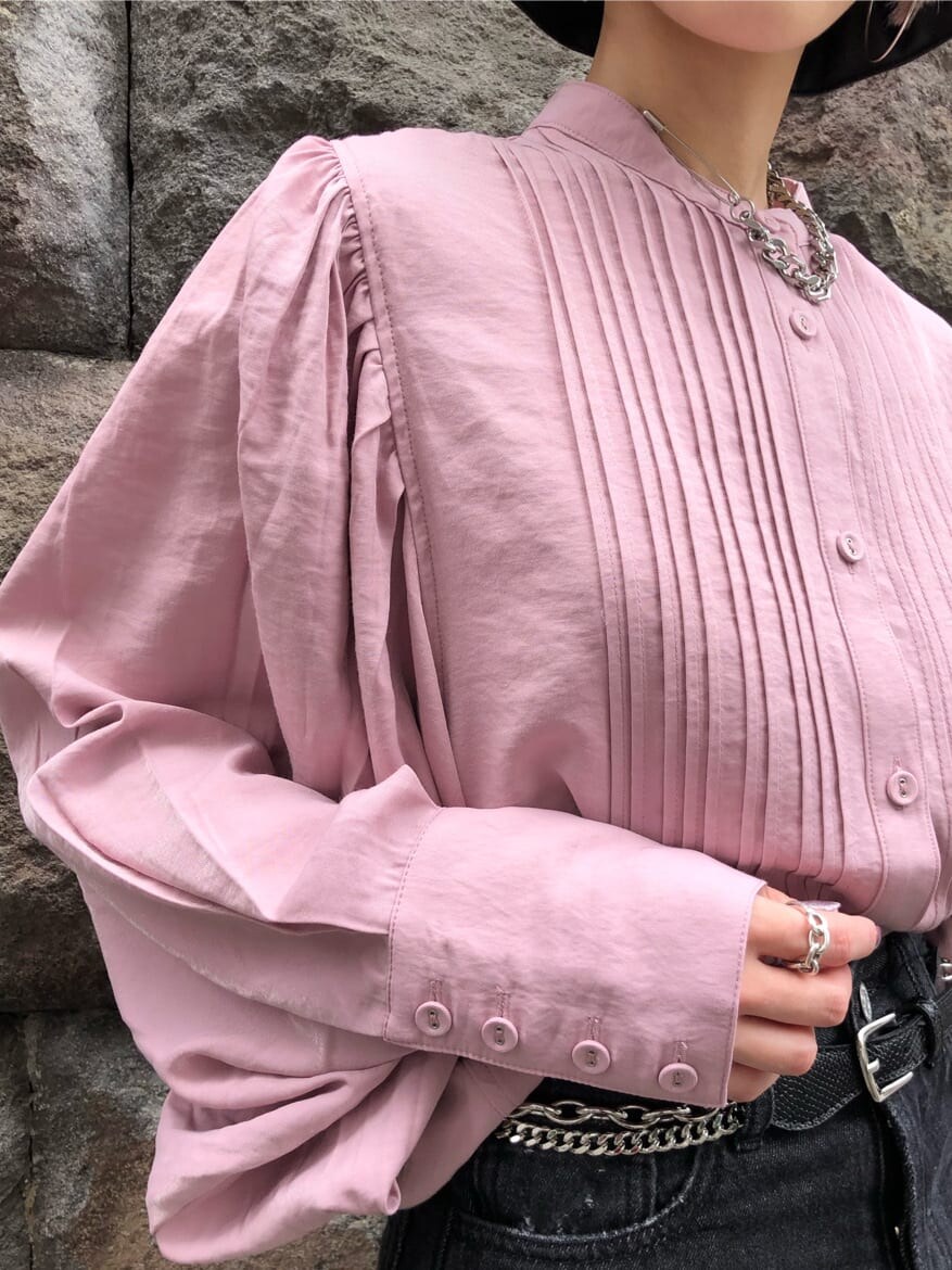 ブラック系のデニムパンツ、ピンク系のシャツ/ブラウス、ブラック系のベルトを着用したレディースの秋コーディネートの7枚目の写真