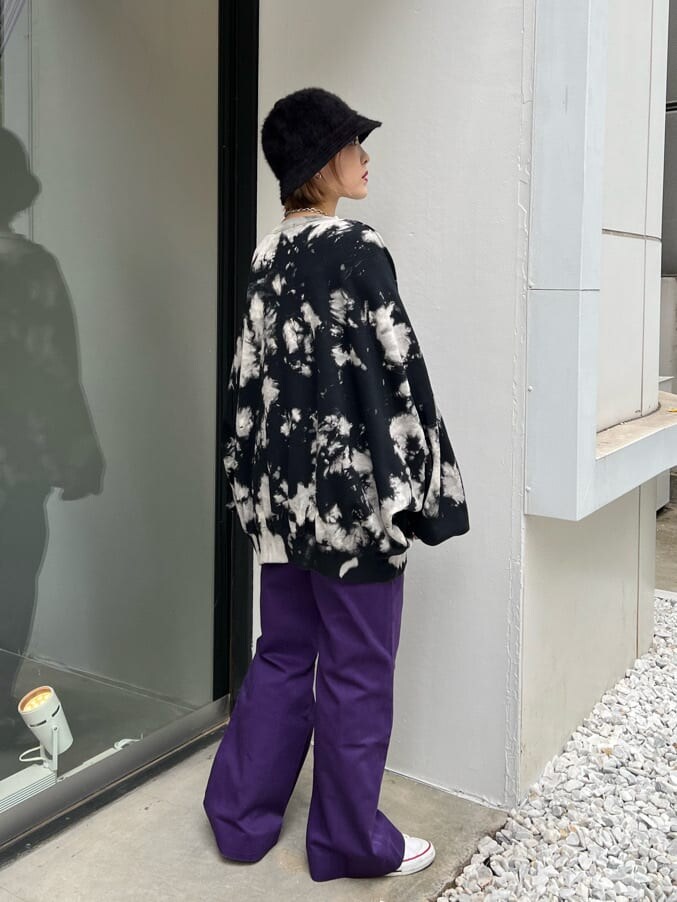 ホワイト系のスニーカー、ブラック系のスウェットを着用したレディースの秋コーディネートの5枚目の写真