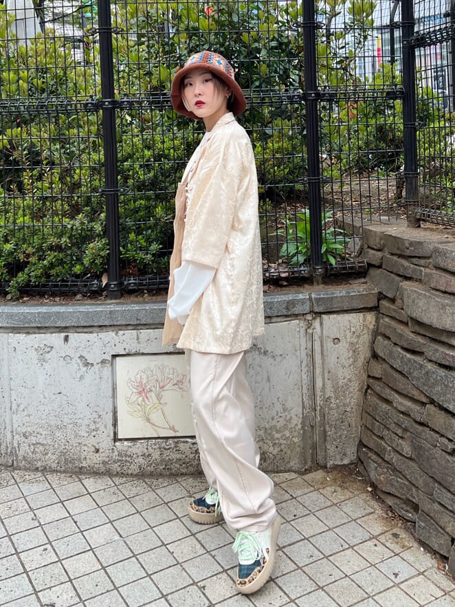 ホワイト系のスラックス、ホワイト系のシャツ/ブラウス、ホワイト系のTシャツ/カットソーを着用したレディースの春コーディネートの3枚目の写真