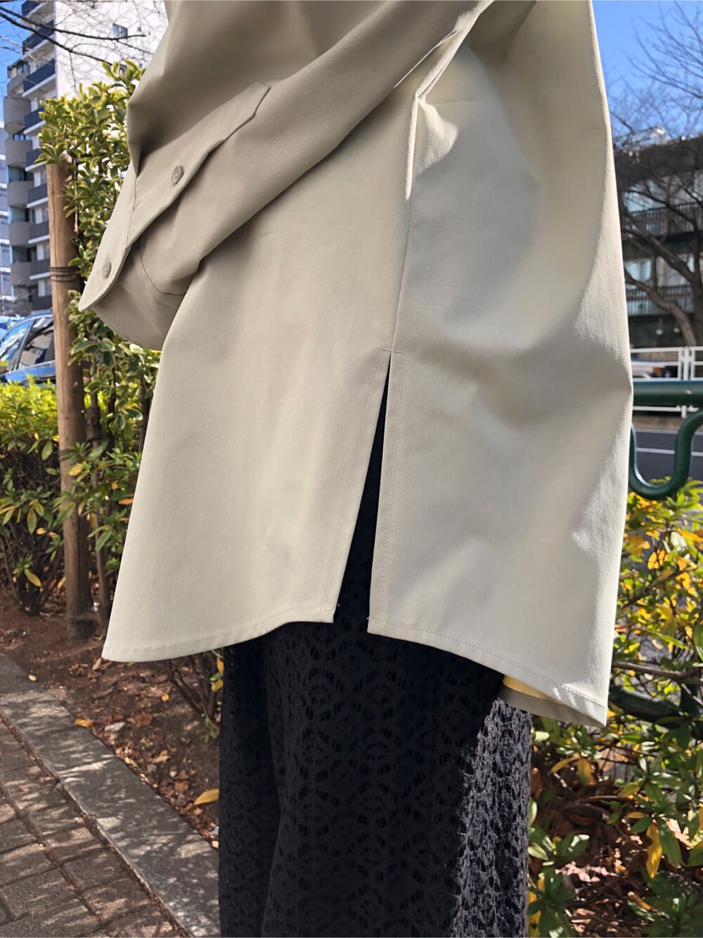 グリーン系のシャツ/ブラウス、ブラック系のスラックスを着用したレディースの春コーディネートの8枚目の写真