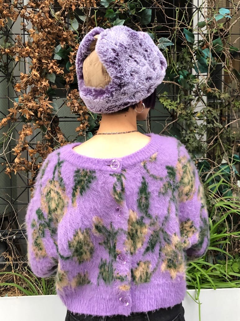 ブラック系のデニムパンツ、ブラック系のデニムジャケット、パープル系のカーディガン/ボレロを着用したレディースの冬コーディネートの7枚目の写真