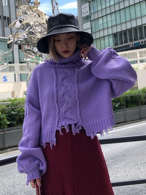 ブラック系のブーツ、ブラック系のショルダーバッグ、パープル系のニット/セーターを着用したレディースの秋コーディネートの4枚目の写真