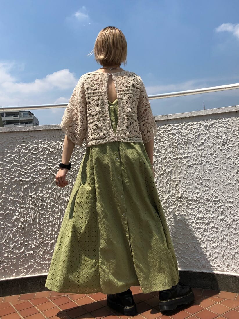 グリーン系のワンピース、ホワイト系のTシャツ/カットソー、シルバー系のネックレスを着用したレディースの夏コーディネートの4枚目の写真