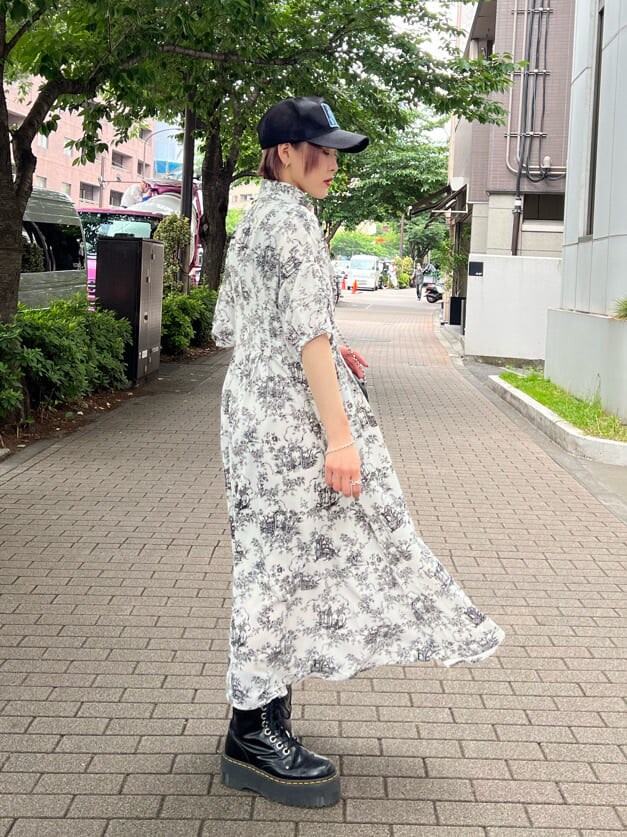 ブラック系のその他シューズ、ホワイト系のワンピース、ブラック系のキャップを着用したレディースの夏コーディネートの5枚目の写真