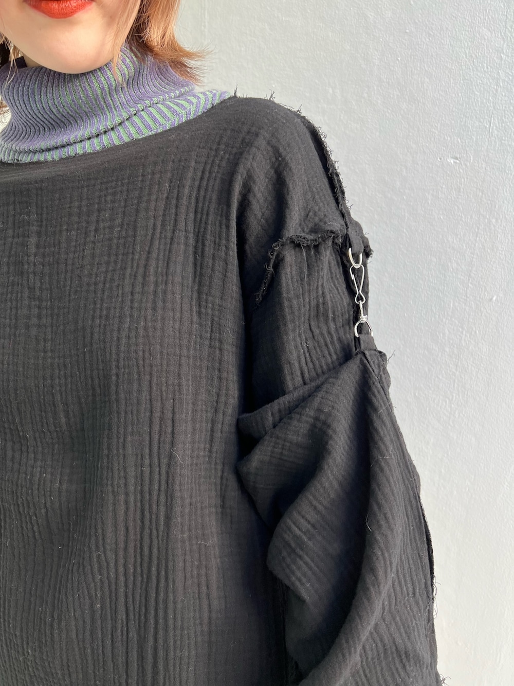 イエロー系のその他パンツ、パープル系のニット/セーター、ブラック系のシャツ/ブラウスを着用したレディースの冬コーディネートの9枚目の写真