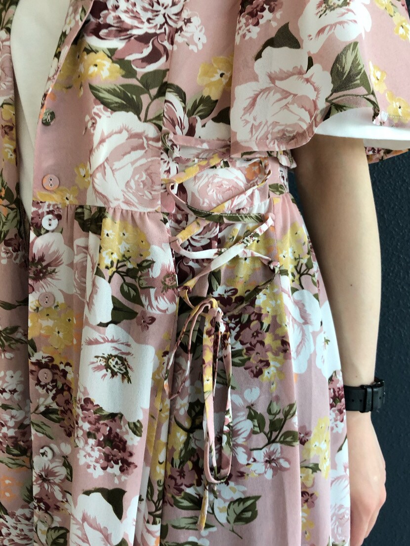 ブルー系のデニムパンツ、ピンク系のワンピース、ホワイト系のサンダルを着用したレディースの春コーディネートの5枚目の写真