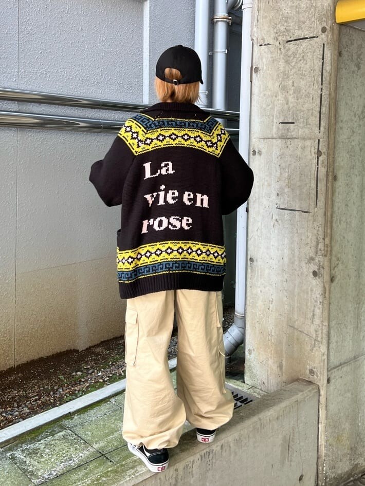 ブラック系のカーディガン/ボレロ、ホワイト系のカーゴパンツ、ホワイト系のTシャツ/カットソーを着用したレディースの秋コーディネートの4枚目の写真