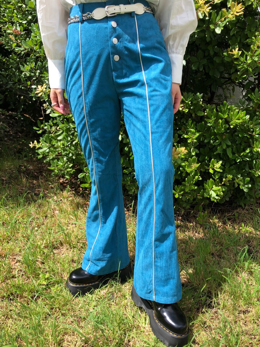 ブラック系のブーツ、ホワイト系のシャツ/ブラウス、ホワイト系のダウンジャケット/コートを着用したレディースの夏コーディネートの9枚目の写真