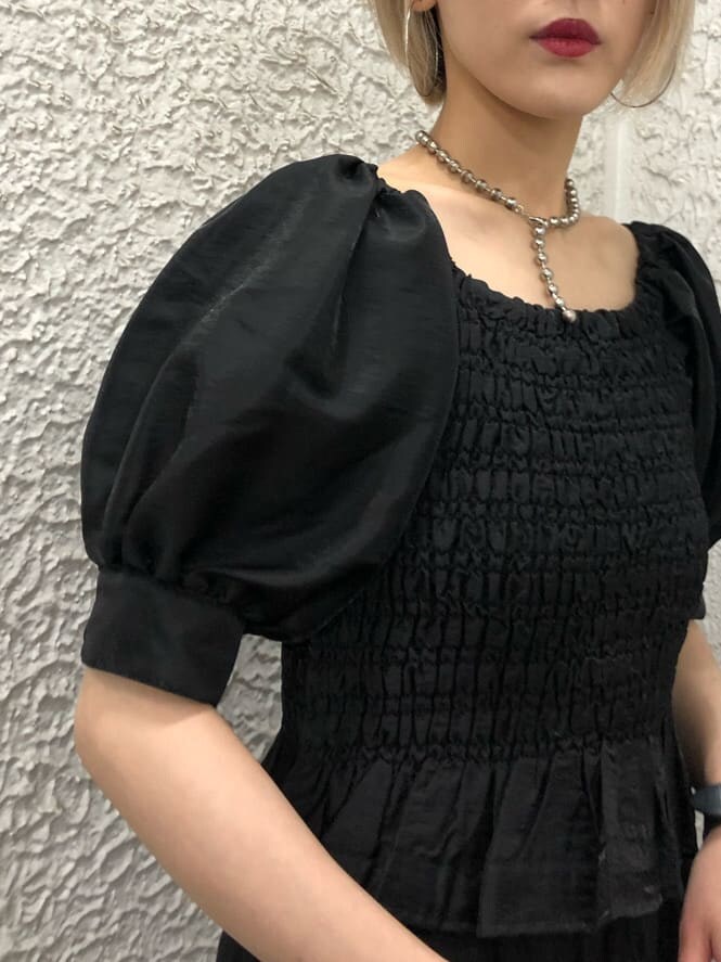 ブラック系のブーツ、ブラック系のシャツ/ブラウス、ブラック系のその他パンツを着用したレディースの夏コーディネートの7枚目の写真