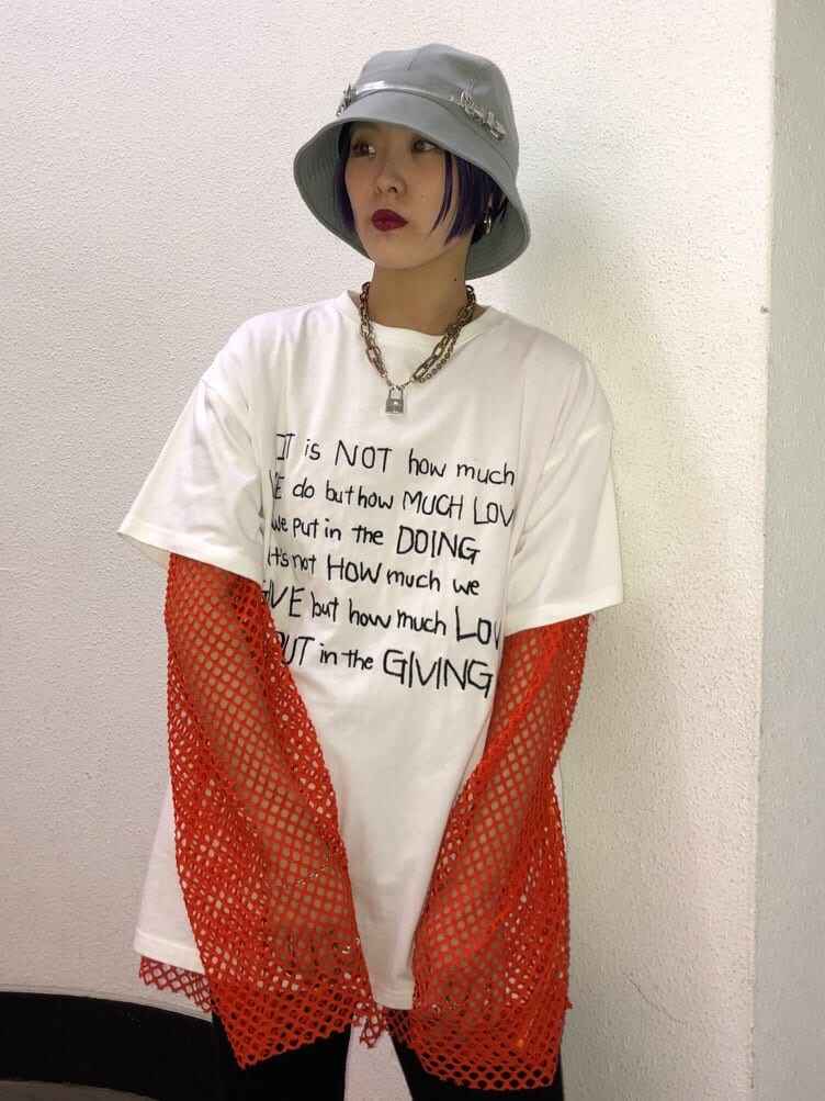 ブラック系のその他パンツ、オレンジ系のTシャツ/カットソー、ホワイト系のTシャツ/カットソーを着用したレディースの冬コーディネートの4枚目の写真