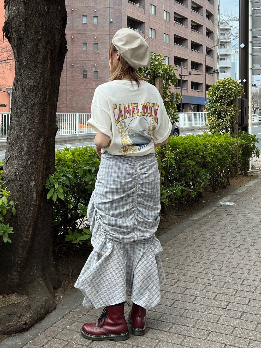 ブルー系のスカート、ホワイト系のTシャツ/カットソー、ホワイト系のハンチング/ベレー帽を着用したレディースの春コーディネートの4枚目の写真