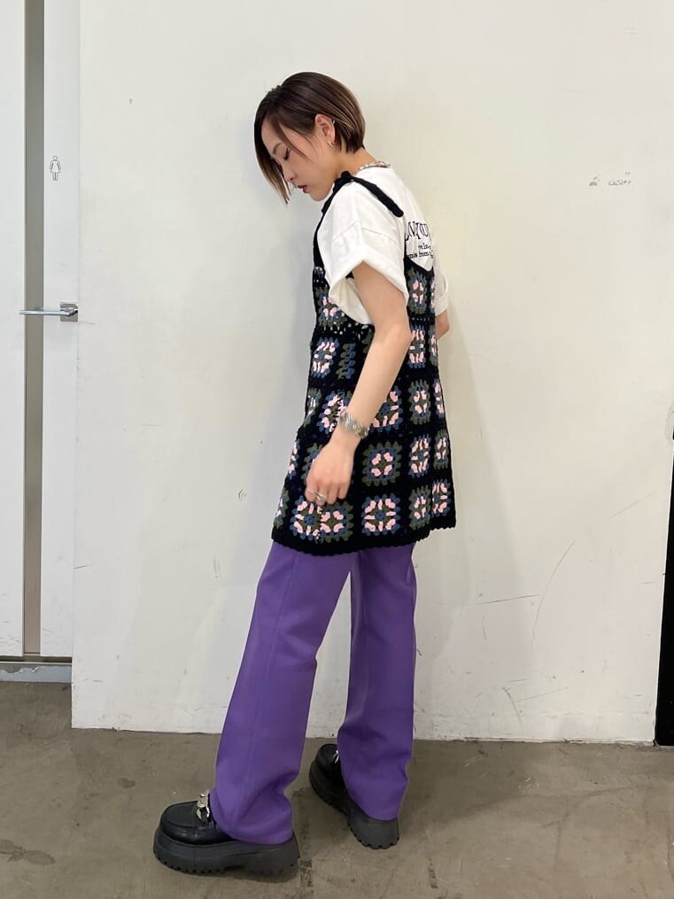 ブラック系のニット/セーター、パープル系のスラックス、ホワイト系のTシャツ/カットソーを着用したレディースの夏コーディネートの3枚目の写真