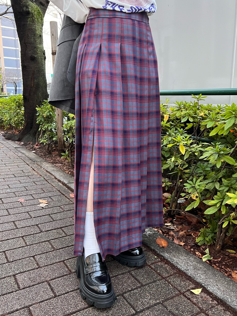 ブルー系のスカート、ホワイト系のTシャツ/カットソー、グレー系のベストを着用したレディースの春コーディネートの8枚目の写真